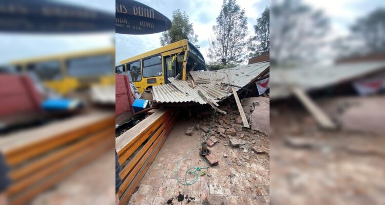 Bus del Transantiago termina incrustado en la fachada de un condominio en Puente Alto