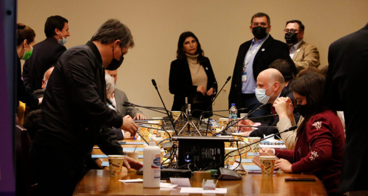 Reunión entre diputados, senadores, presidentes de partidos políticos y el gobierno en el Senado para iniciar el camino de un nuevo Proceso Constituyente.