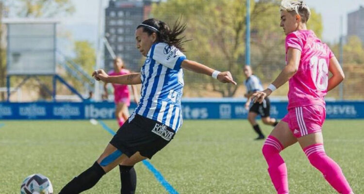 Camila Sáez ante el Madrid CFF.