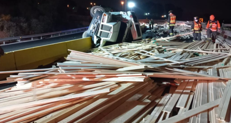 Viña del Mar: camión con carga de madera vuelca en Camino Internacional y provoca enorme taco.