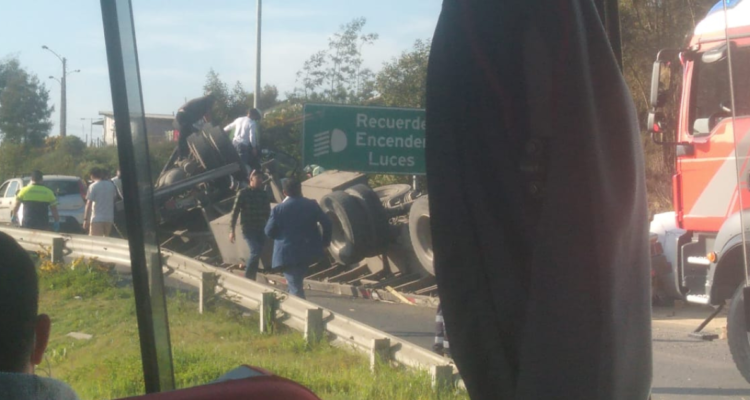 Camión vuelca en Lota