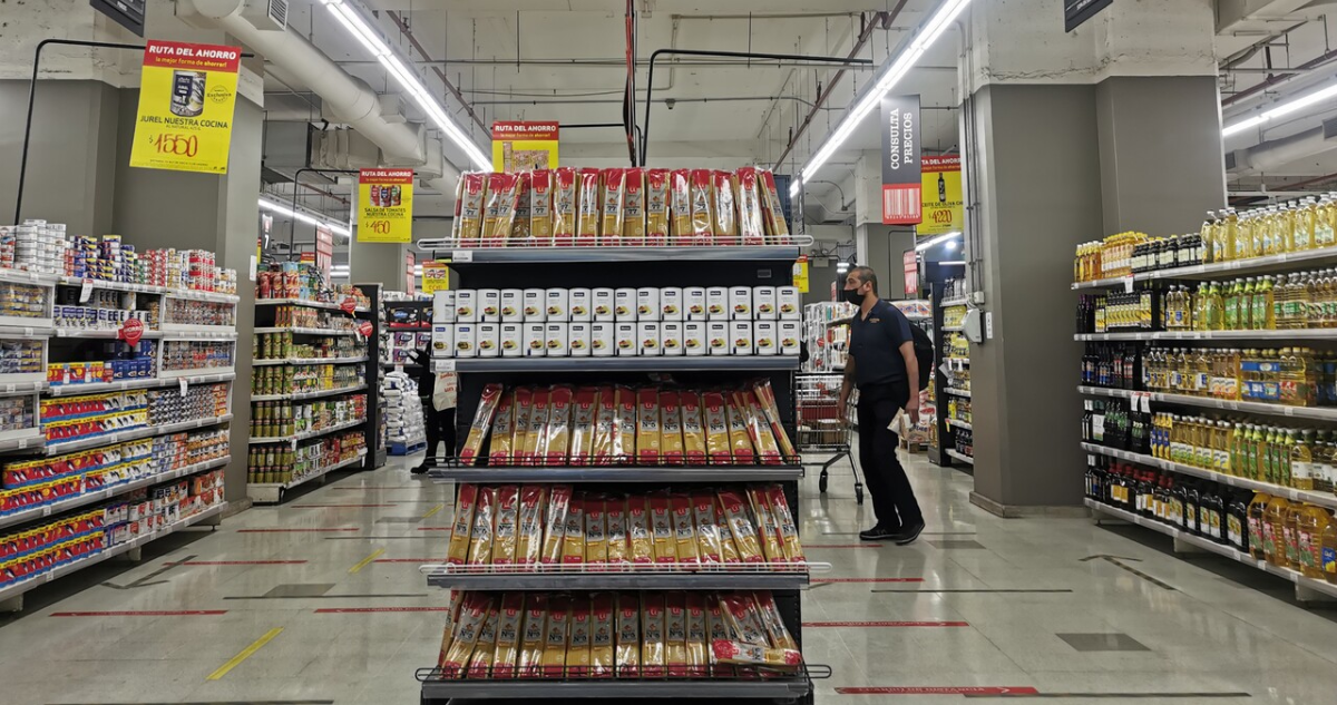 Cliente en pasillo de supermercado.