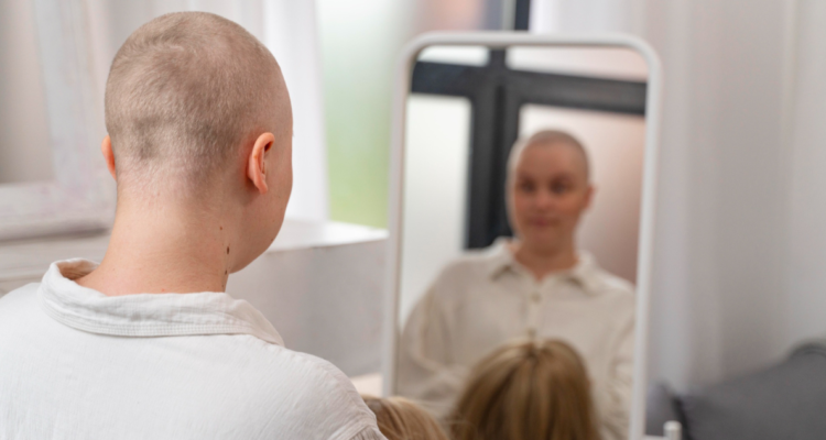 Mujer con cáncer una peluca. Científicos logran desaparecer el cáncer de paciente con virus del herpes labial modificado