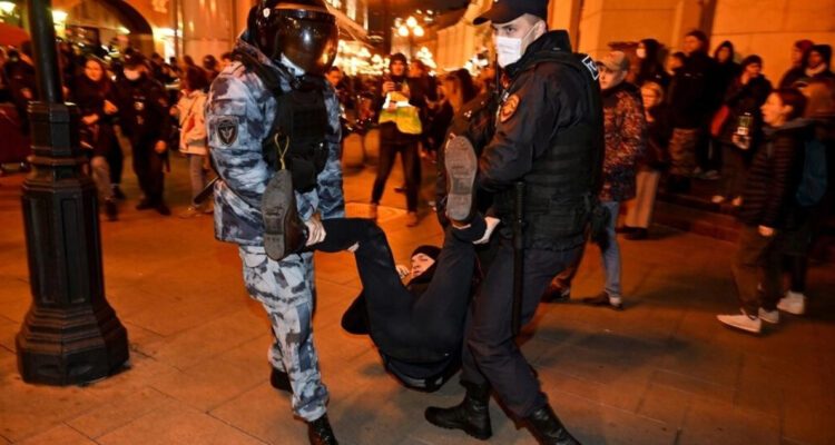 Cárcel o primera línea del ejército: las dos opciones que tienen los protestantes detenidos en Rusia