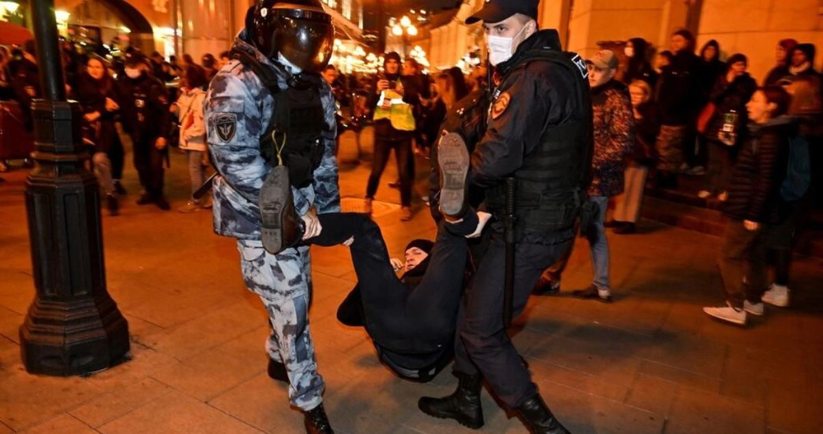 Cárcel o primera línea del ejército: las dos opciones que tienen los protestantes detenidos en Rusia