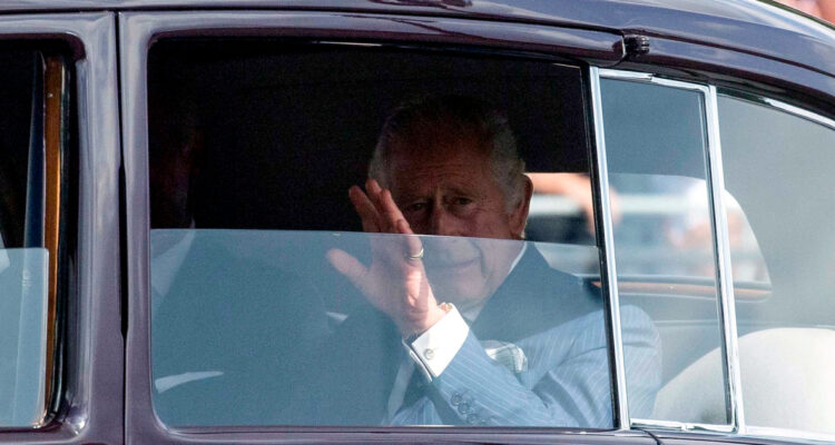 Carlos III promete respetar los principios constitucionales ante el Parlamento