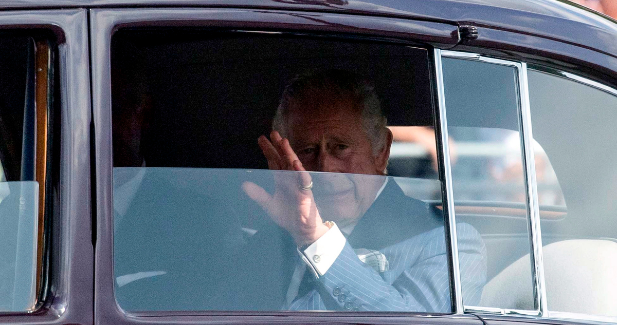 Carlos III promete respetar los principios constitucionales ante el Parlamento