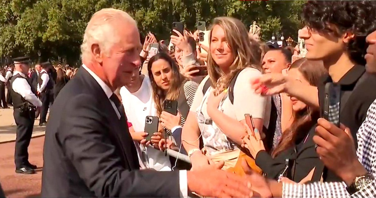 Carlos III saluda a la gente