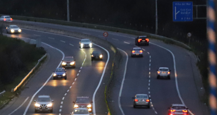 Automóviles circulando por carretera.