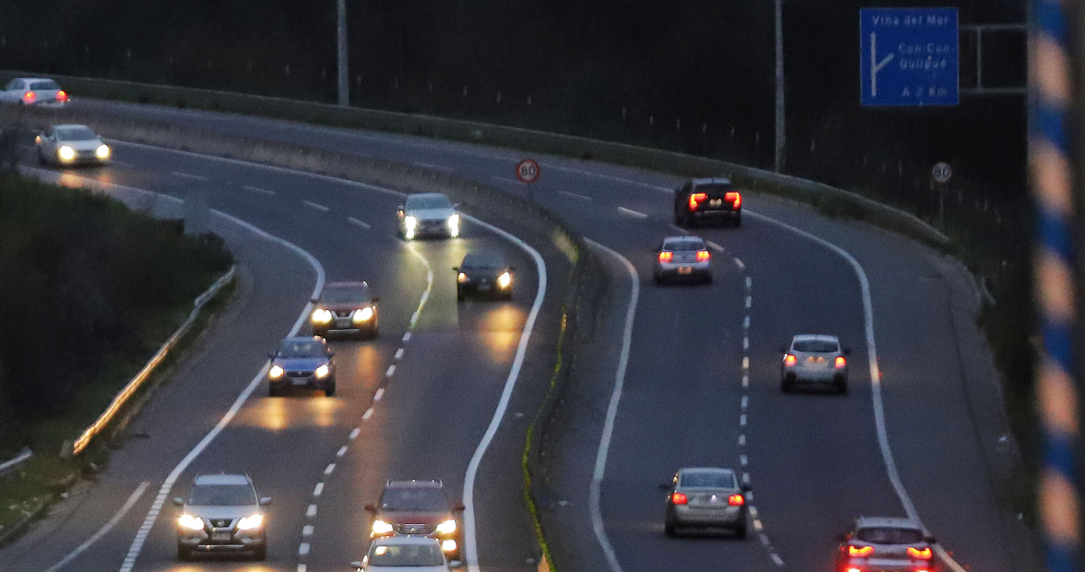 Automóviles circulando por carretera.