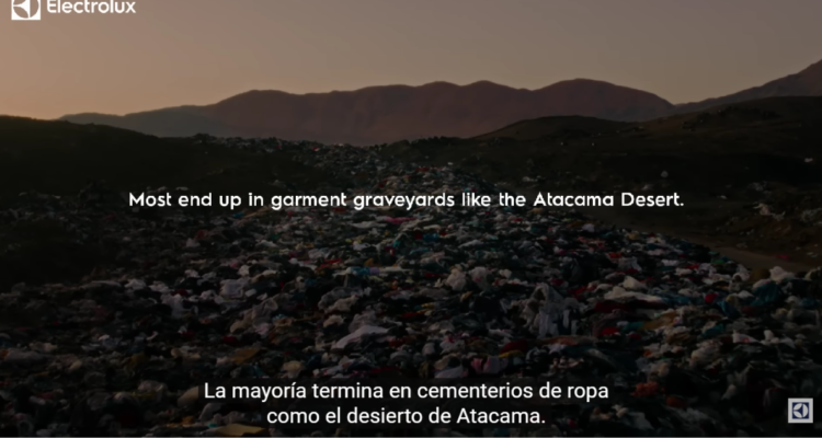 Captura del comercial hecho por la marca de lavadoras Electrolux donde se muestra al cementerio de ropa del desierto de Atacama como advertencia de contaminación textil