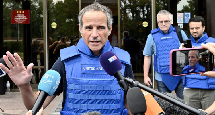 El director del OIEA, Rafael Grossi, habla a la prensa antes de partir hacia la central nuclear de Zaporiyia.