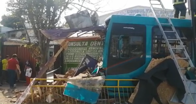 Once heridos deja choque de bus RED contra clínica dental en Cerro Navia