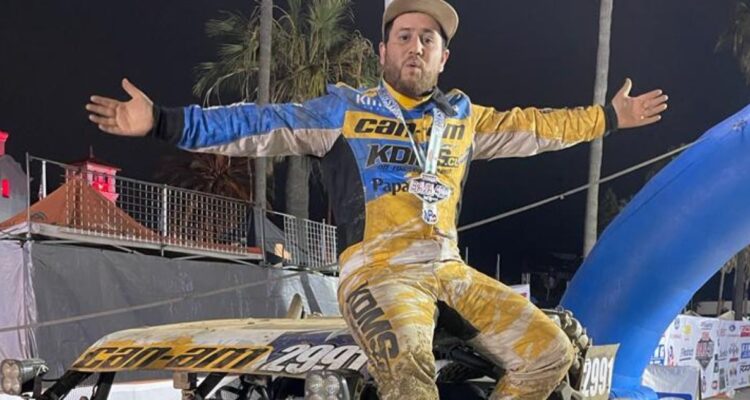 Kid Arriagada celebra terminar carrera de 14 horas