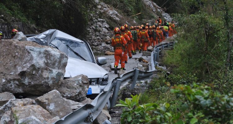 Rescatistas trabajan en la zona golpeada por el terremoto.