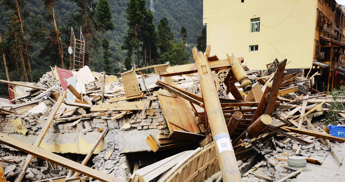 Ruinas de un edificio derrumbado por el sismo en China.