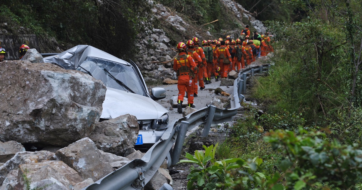 Rescatistas trabajan en la zona golpeada por el terremoto.