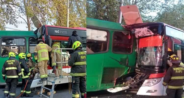 Personal de emergencias trabajando en el lugar del choque de dos buses en Maipú, donde 3 personas resultaron lesionadas.