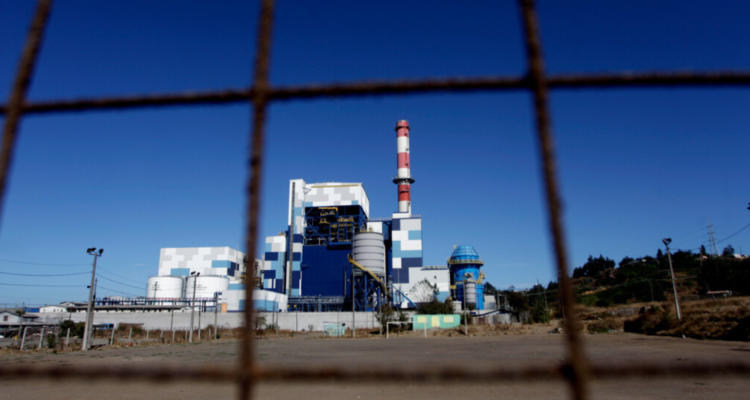 Tras una serie de conflictos ambientales con las comunidades del sector, se efectuó el cierre de la central termoeléctrica Bocamina