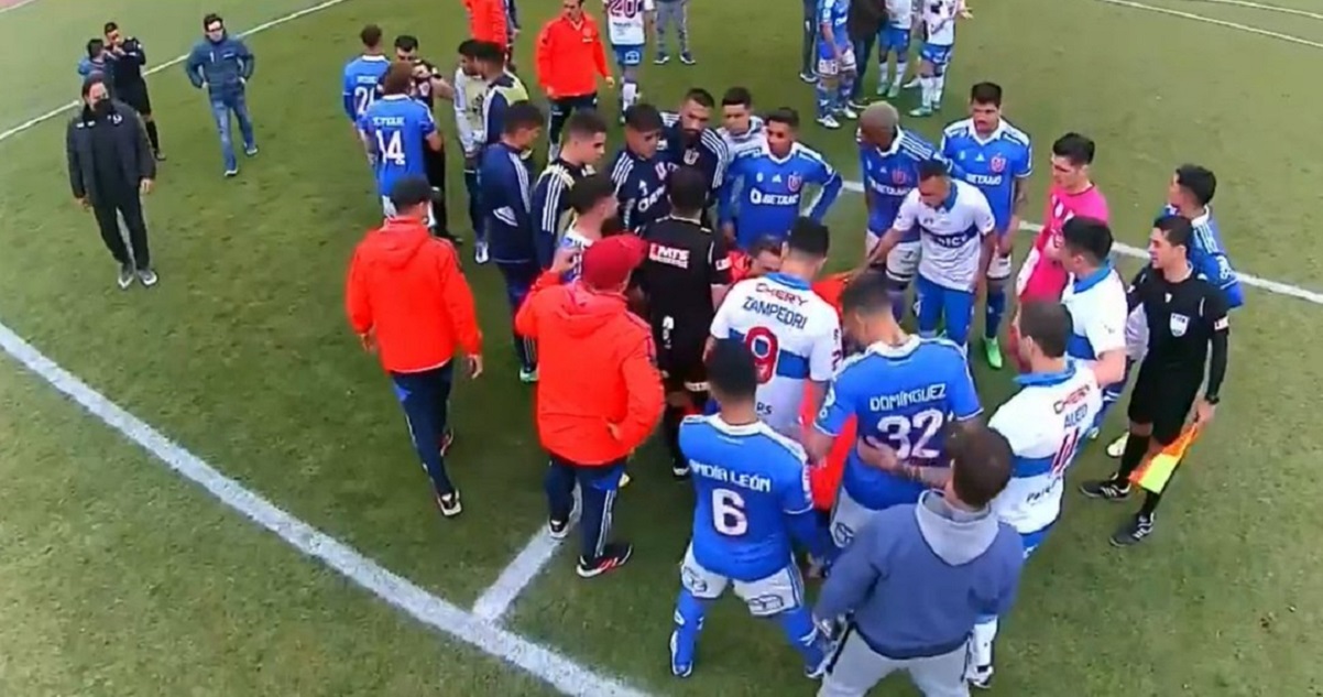 clásico universitario de COpa Chile con incidentes: Martín Parra afectado