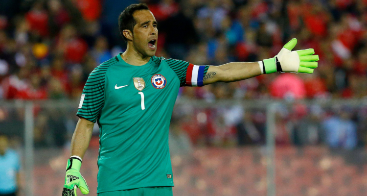 Claudio Bravo quiere seguir representando a Chile.