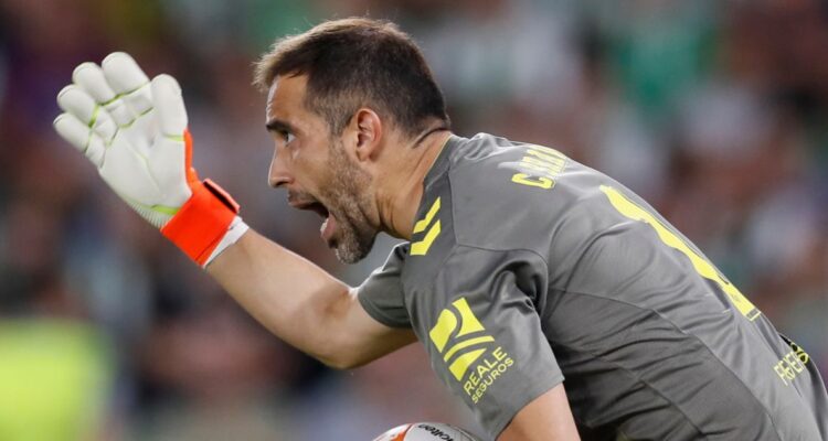 Claudio Bravo defendiendo el arco del Real Betis.