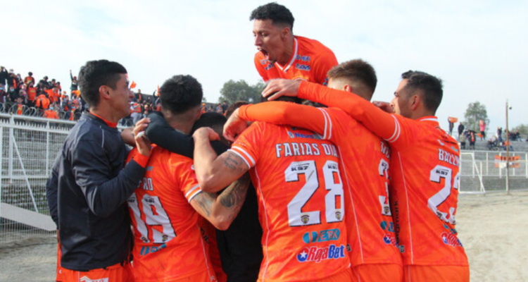 Cobreloa cada vez más cerca de Magallanes.