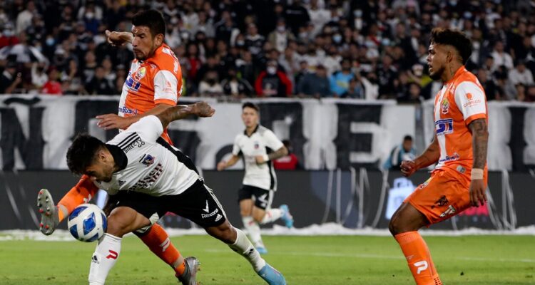 Cobresal recibe a Colo Colo en El Salvador.