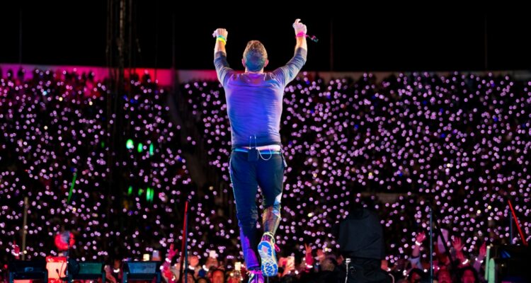 Coldplay ilumina por completo el Estadio Nacional en su colorido (y sustentable) regreso a Chile