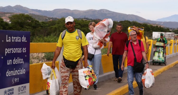 Personas caminan durante la reapertura de frontera entre Venezuela y Colombia hoy en el Puente Simón Bolivar (Venezuela).