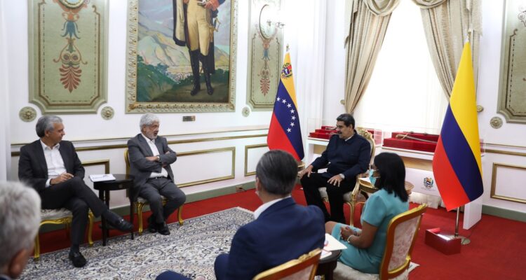 Nicolás Maduro reunido con el ministro de Comercio, Industria y Turismo de Colombia.