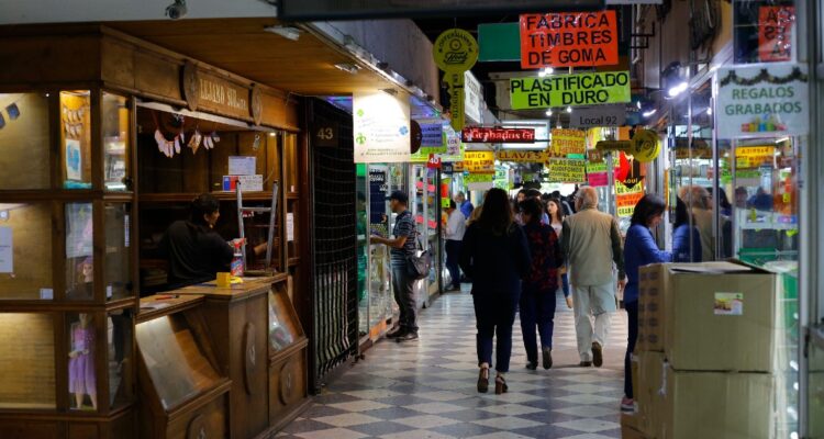 Ventas minoristas en Valparaíso, Bío Bío y Araucanía anotan fuerte baja anual y 3 meses de caídas
