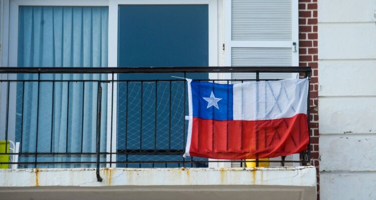 Cómo poner la bandera en Fiestas Patrias