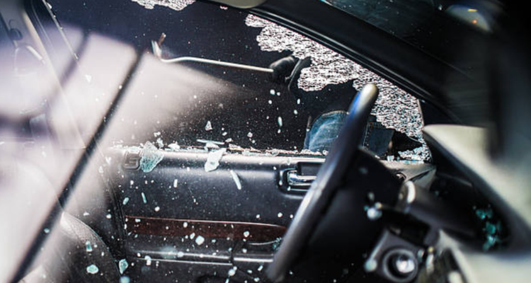 Pasajeros enfrentan juicio por robo a conductor de app en Los Ángeles: destrozaron parte del auto.