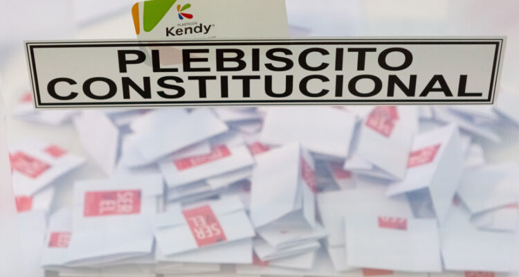 Cadem: mayoría respalda una nueva Constitución, pero hay división sobre cómo hacerlo
