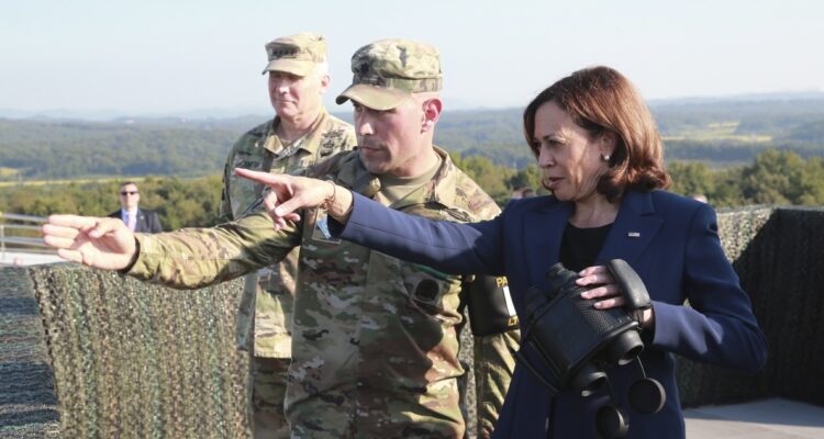 Kamala Harris en la zona demilitarizada.