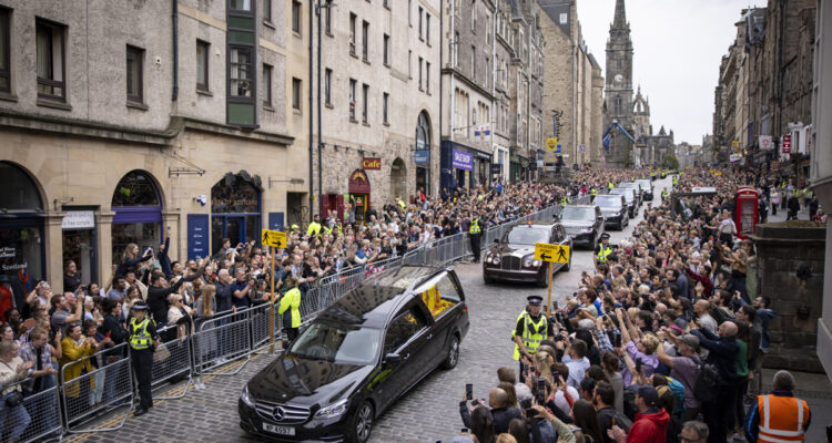 El cortejo fúnebre de la reina Isabel II llega a Edimburgo.