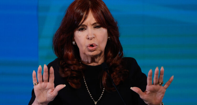 Cristina Fernández denuncia “mentiras y difamaciones” en medio de juicio por corrupción en su contra