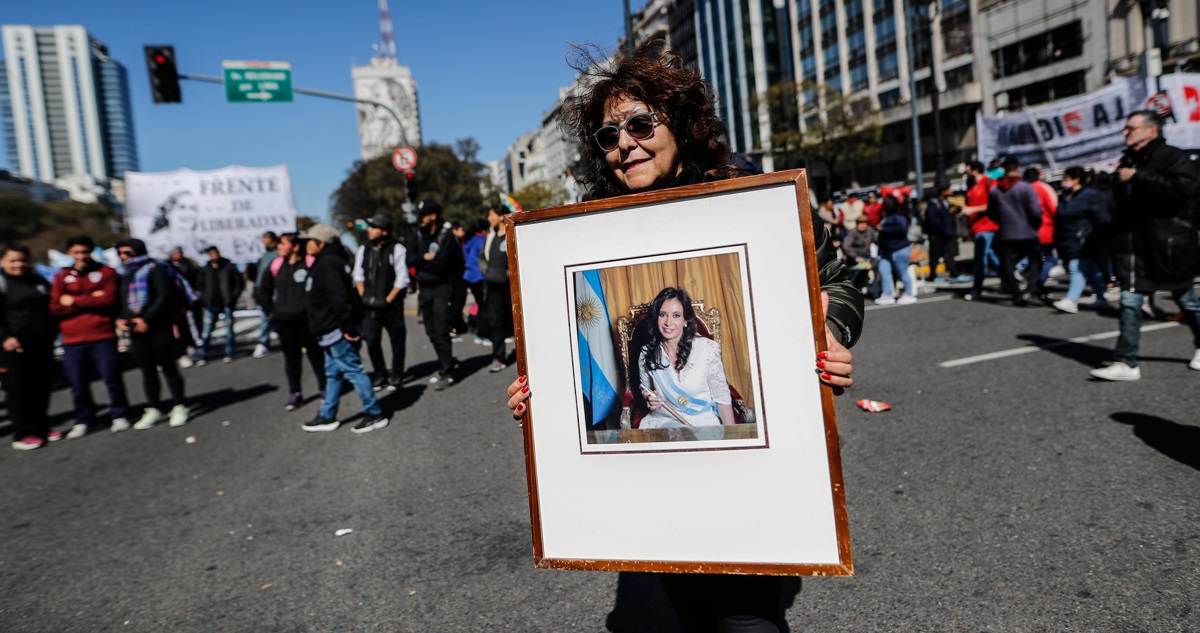 Simpatizantes de Cristina Fernández de Kirchner participan hoy en una movilización en su defensa tras el atentado en su contra, en la Plaza de Mayo en Buenos Aires (Argentina).