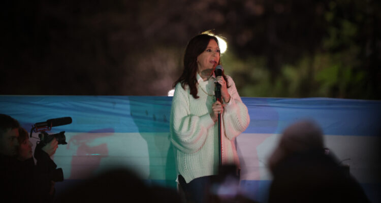 Cristina Kirchner siguió firmando autógrafos después de su intento de homicidio por varios minutos