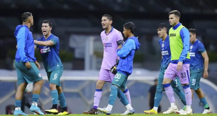 Cruz Azul toma la dura decisión de ‘cortar’ al ariete chileno Iván Morales