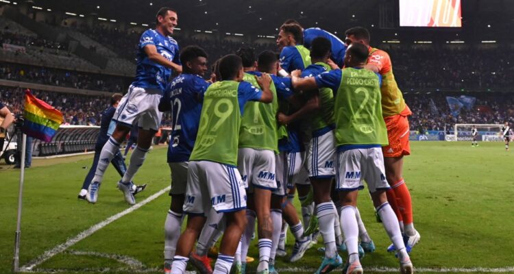 Cruzeiro goleó a Vasco da Gama y volvió al Brasileirao.
