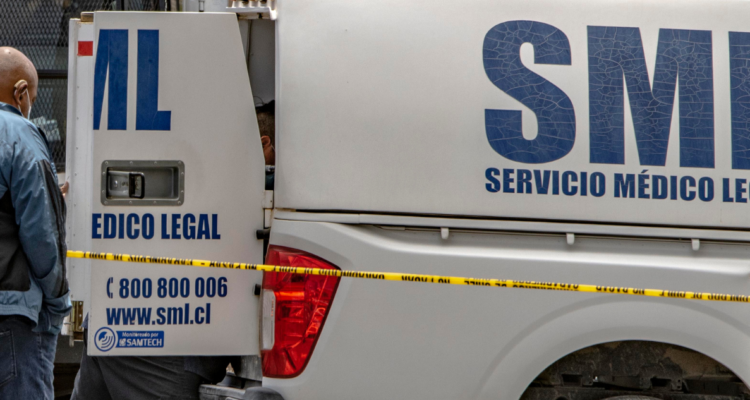 Encuentran cuerpo de hombre en vivienda de Coronel: cadáver llevaría días al interior de la casa.