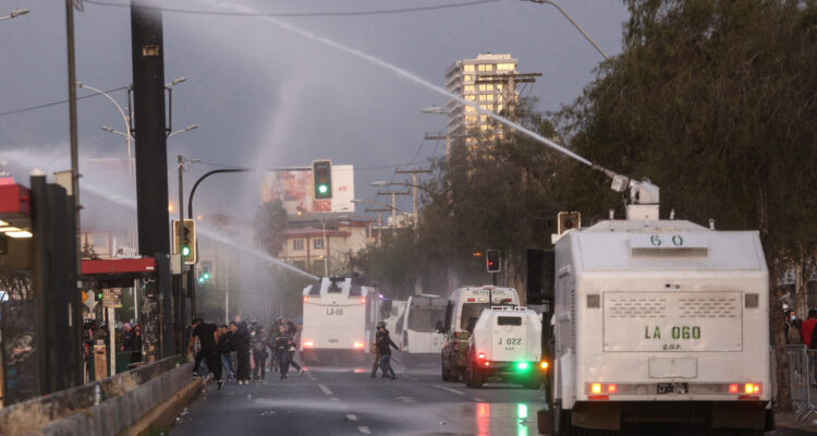 Carabineros afuera del Estadio Nacional