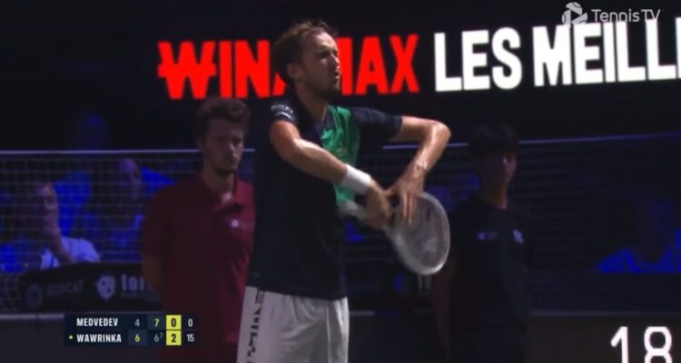 Daniil Medvedev realizó repudiables gestos al público francés en Moselle.