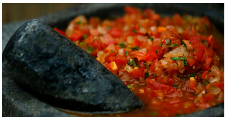 ¿DEBE LLEVAR TOMATE EL PEBRE?