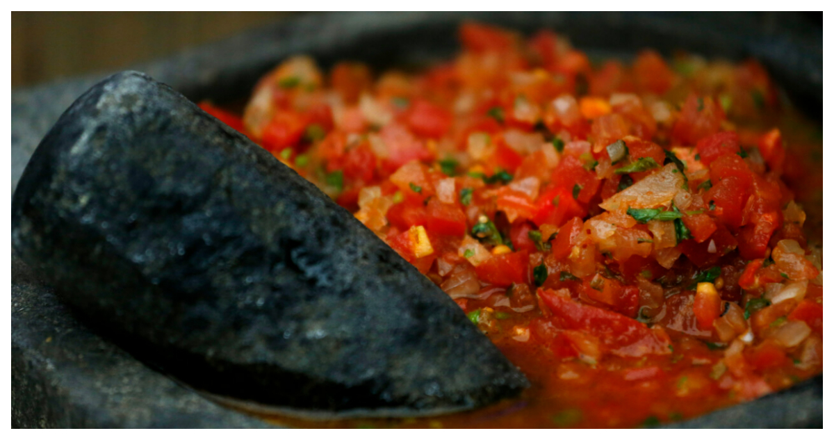 ¿DEBE LLEVAR TOMATE EL PEBRE?