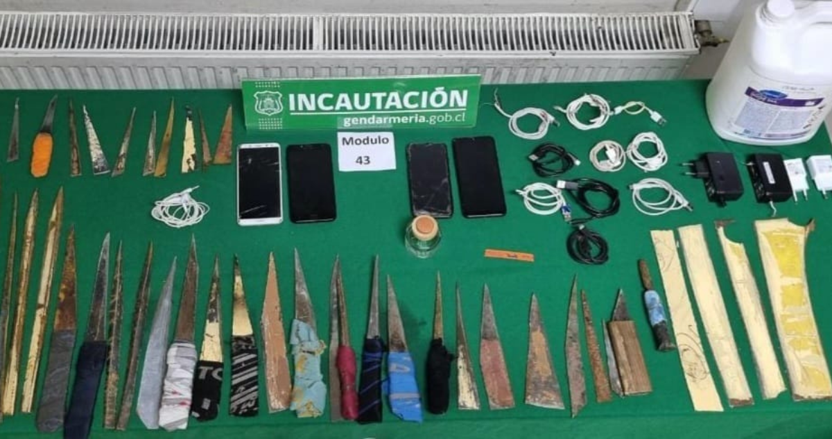 Decomisan más de 100 armas cortopunzantes , licor artesanal, celulares y droga en cárcel de Valdivia