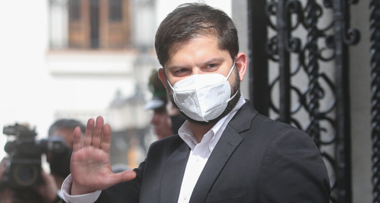 Foto del presidente por la desinformación de Boric internado en Twitter