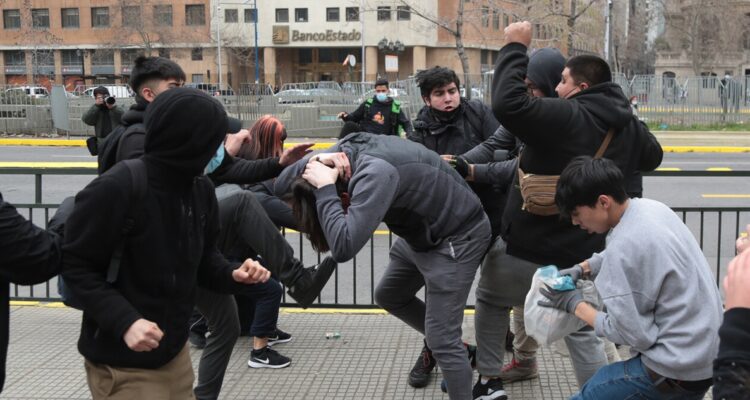 Detenidos por agresión contra Simón Boric enfrentarán a la justicia este viernes
